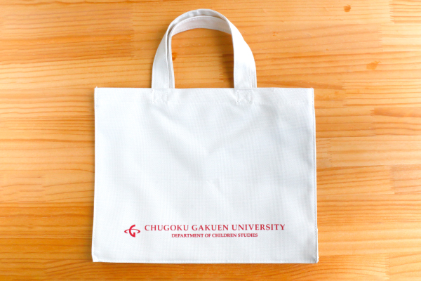 販促物制作事例：中国学園大学 子ども学部様　ポリエステル製バッグ