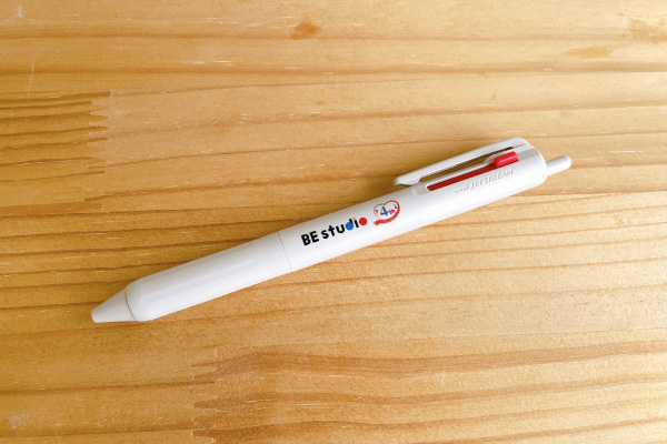 販促物制作事例：ベネッセビースタジオ様　4周年記念品ボールペン